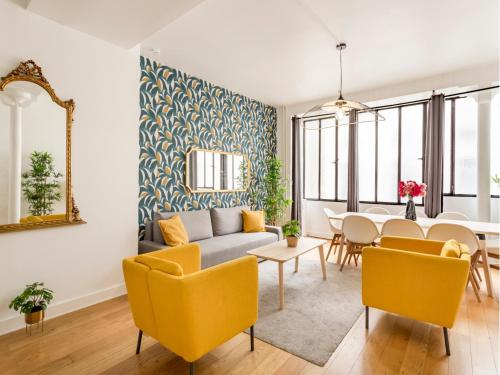un salon avec un canapé et une table dans l'établissement Merveil - Family Suite - Louvre - Sentier I, à Paris