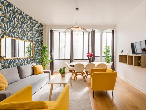 un salon avec un canapé et une table dans l'établissement Merveil - Family Suite - Louvre - Sentier I, à Paris