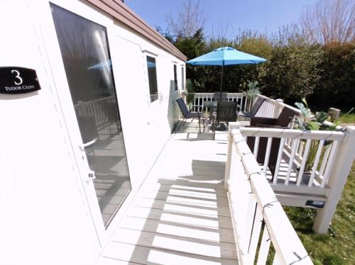 Ảnh trong thư viện ảnh của Charming Caravan To Hire At Breydon Water Holiday Park In Norfolk Ref 10003Tc ở Belton