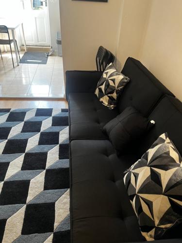 Cozy Two Bedroom Flat 1 Minute from Forest Hill Train Stationにあるシーティングエリア