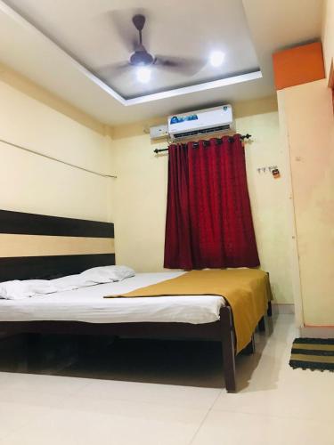 Giường trong phòng chung tại Crown Palace Tourist Home