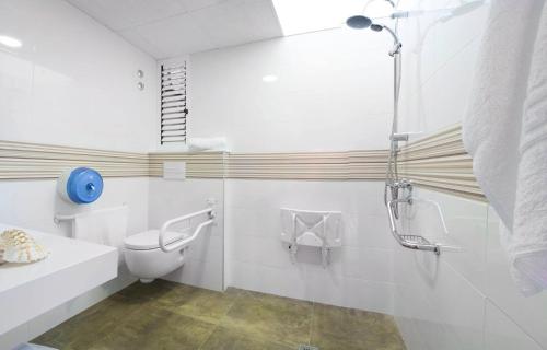 Bilik mandi di Albergue Arribada