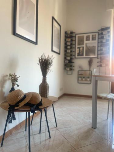 a room with a table with a hat on it at Casa di Isma in San Quirico dʼOrcia