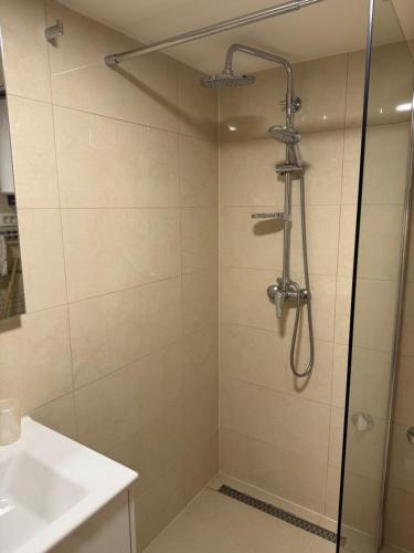 un baño con ducha y lavabo en Bungalov Terra, en Ljubuški