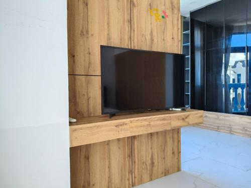 a flat screen tv sitting on top of a wooden wall at Kellky Homestay Phú Quốc in Phu Quoc