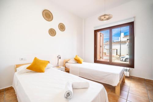 Postel nebo postele na pokoji v ubytování Villa with sunny private pool in golf resort - child friendly!