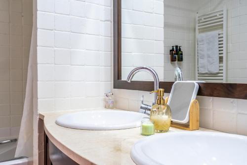 Koupelna v ubytování Villa with sunny private pool in golf resort - child friendly!