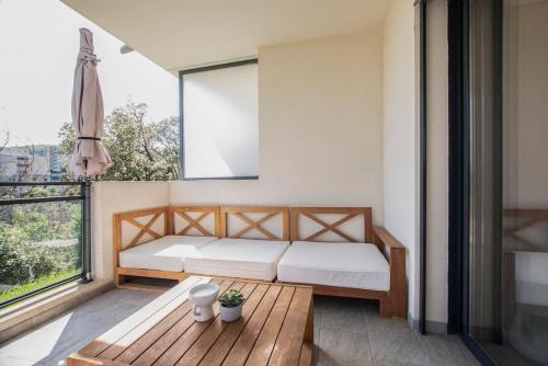 une chambre avec un lit, une table et une fenêtre dans l'établissement Appartement T3 de charme avec Terrasse - Hauteurs Bastia, à Bastia