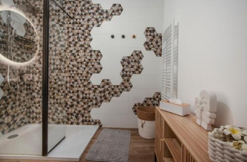 une salle de bain avec une douche avec une porte vitrée dans l'établissement Appartement T3 de charme avec Terrasse - Hauteurs Bastia, à Bastia