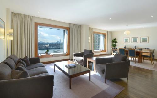 A seating area at Canary Riverside Plaza Hotel