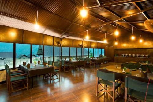 Restaurace v ubytování The Chardham Hotel & Resort Top Rated & Most Awarded Property