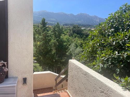 a balcony with a view of trees and mountains at Carpe Diem in Zipárion