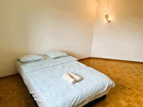 a bedroom with a bed with two towels on it at Large Flats, Zurich Lake HWA - Self Checkin in Zürich