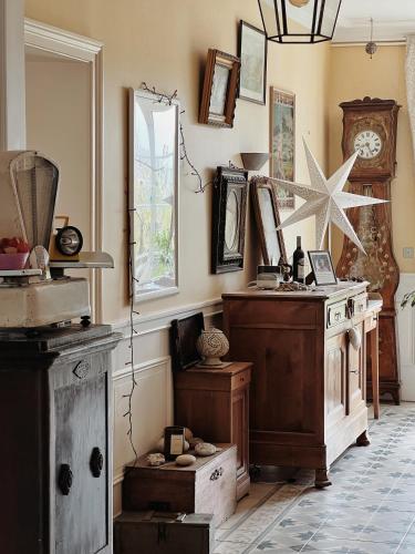 une pièce avec une table et une horloge au mur dans l'établissement CH2 - MANOIR DU MOULINIER - Campagne - Calme - Petit-déjeûner inclus - Table d'hôte sur réservation - Parking gratuit, à La Limouzinière