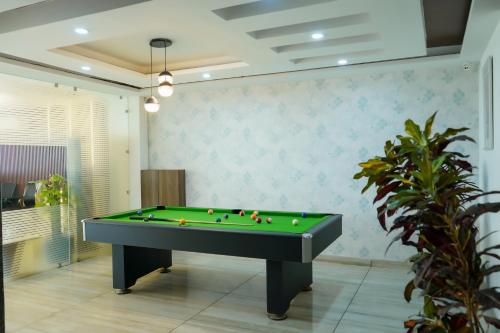 Biliár nebo kulečník v ubytování Hotel The Luxe 18 - Golf Course Road