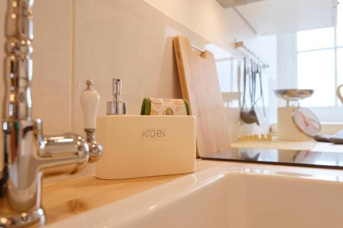 a kitchen sink with a kera box on the counter at Le 70 - centre-ville - 2 parkings privé - TOUT INCLUS in Saint-Aignan