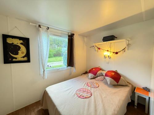 Ένα ή περισσότερα κρεβάτια σε δωμάτιο στο Camping Le Clocher de Neyran
