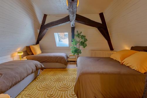 a room with two beds in a room at Le 70 - centre-ville - 2 parkings privé - TOUT INCLUS in Saint-Aignan