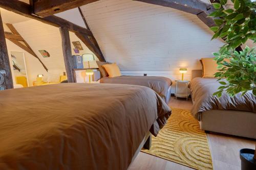 a bedroom with two beds in a room at Le 70 - centre-ville - 2 parkings privé - TOUT INCLUS in Saint-Aignan