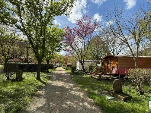 Κήπος έξω από το Camping Le Clocher de Neyran