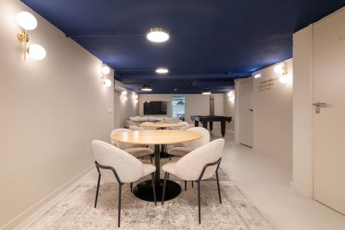 a meeting room with a table and chairs at Lapa Diplomatic Suites & Flats by Feel Lisboa in Lisbon