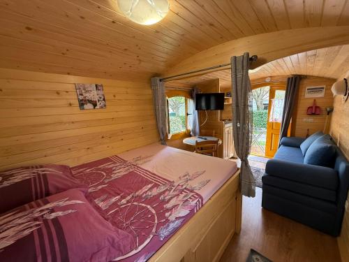 Ένα ή περισσότερα κρεβάτια σε δωμάτιο στο Camping Le Clocher de Neyran