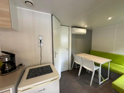Η κουζίνα ή μικρή κουζίνα στο Camping Le Clocher de Neyran