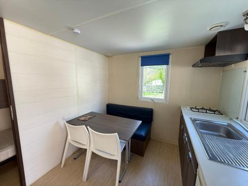 Η κουζίνα ή μικρή κουζίνα στο Camping Le Clocher de Neyran