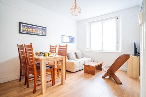 un salon avec une table et un canapé dans l'établissement Le Grand Cocon LH Docks Vauban, au Havre