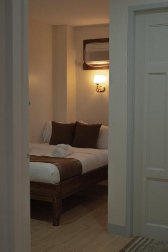 a bedroom with a bed in a room at Belladama Hotel in San Carlos
