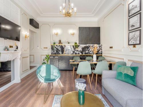 un salon avec un canapé, une table et des chaises dans l'établissement Merveil - Luxury Suite - Opera - Septembre II, à Paris