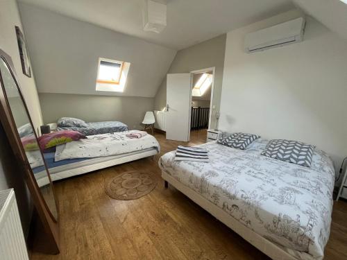 une chambre avec deux lits dans une pièce dans l'établissement Maison de bourg, à Suèvres
