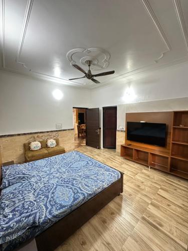 En eller flere senge i et værelse på Home Dwarka express way