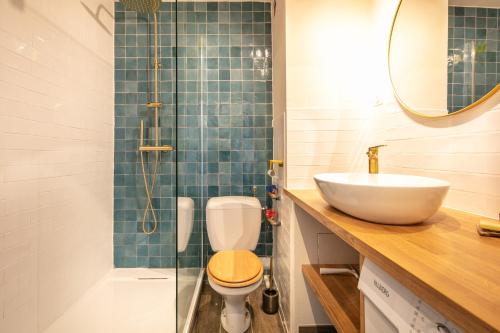 une salle de bain avec toilettes, lavabo et douche dans l'établissement L'Eterlou - Chamrousse - Au pied des pistes, à Chamrousse