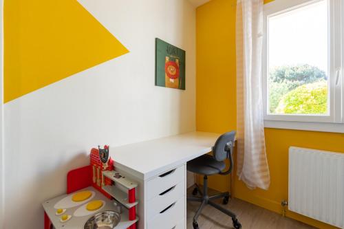 a childs room with a desk and a window at La Maison Tulipe à Plaisance du Touch in Plaisance-du-Touch
