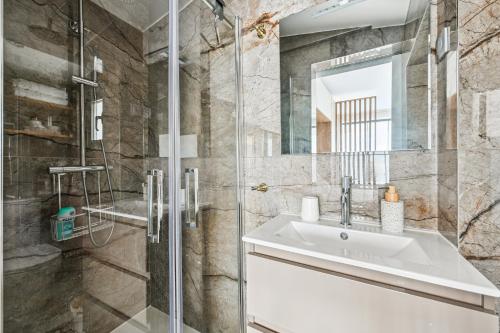 une salle de bain avec un lavabo et une douche dans l'établissement Le Studio Scandinave - 25min de Paris, à Courbevoie