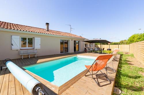 a swimming pool in a backyard with a house at La Maison Tulipe à Plaisance du Touch in Plaisance-du-Touch