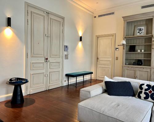 un salon avec un canapé et une table dans l'établissement Appartement d'exception Croisette Palais, à Cannes