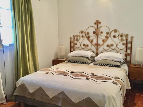 - une chambre avec un lit doté d'une tête de lit en métal dans l'établissement GIGARO - Terrasses et jardin à 5mn à pied de la plage - piscine & parking, à La Croix-Valmer