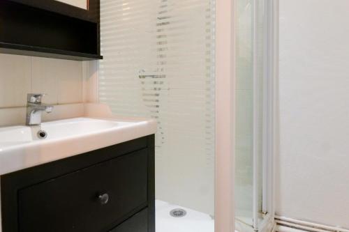 une salle de bain avec un lavabo et une douche dans l'établissement Escapade à 2 aux sables - rdc - cœur de ville, à Les Sables-dʼOlonne