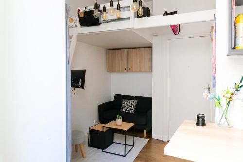 un salon avec un canapé et une table dans l'établissement Escapade à 2 aux sables - rdc - cœur de ville, à Les Sables-dʼOlonne