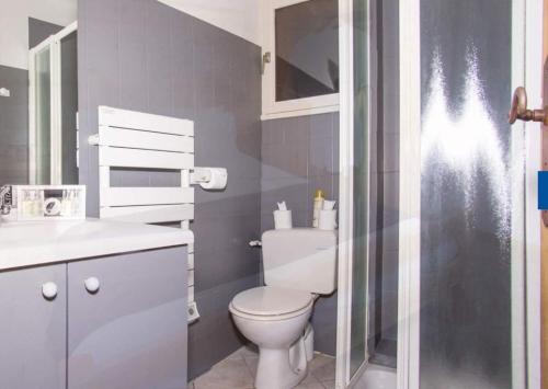une petite salle de bain avec toilettes et douche dans l'établissement Apartment Ciel Étoilé, à Les Coches
