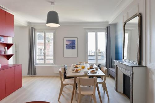 une cuisine et une salle à manger avec une table et des chaises dans l'établissement Le Grand Large Vue mer, au Havre