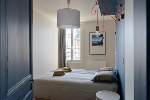 une chambre avec un lit et une fenêtre dans l'établissement Le Grand Large Vue mer, au Havre