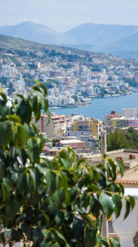 Una vista de una ciudad con edificios y el agua. en Vila Basho, en Sarandë
