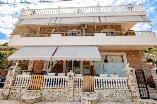 een huis met een luifel ervoor bij Vila Basho in Sarandë