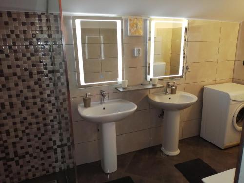 a bathroom with two sinks and a toilet at App Isabel in Žminj