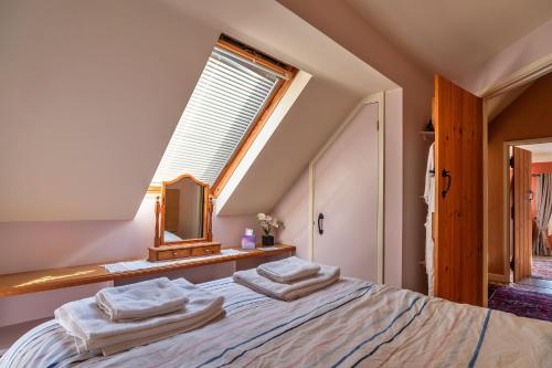 Postel nebo postele na pokoji v ubytování Finest Retreats - Cherry Tree Cottage