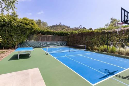 Εγκαταστάσεις για τένις ή/και σκουός στο Malibu Reserve by Stay Awhile Villas ή εκεί κοντά
