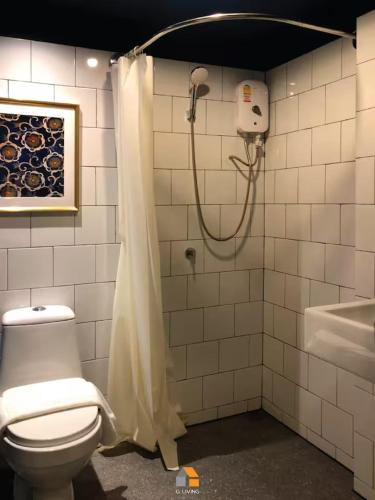 a bathroom with a toilet and a shower curtain at Baan Sri-kram 550m from MRT Taopoon in Bang Su